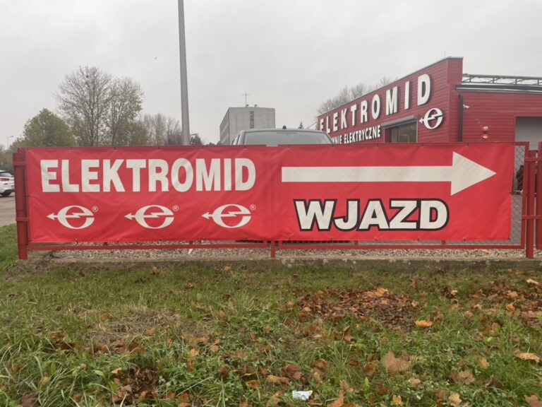 Baner reklamowy z oznaczeniem wjazdu i grafiką zewnętrzną