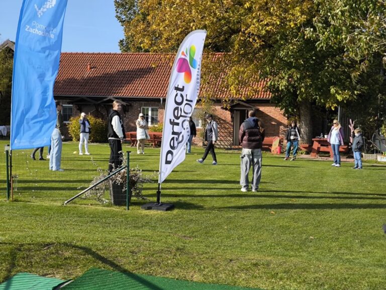 Flaga reklamowa z nadrukiem używana podczas wydarzeń plenerowych