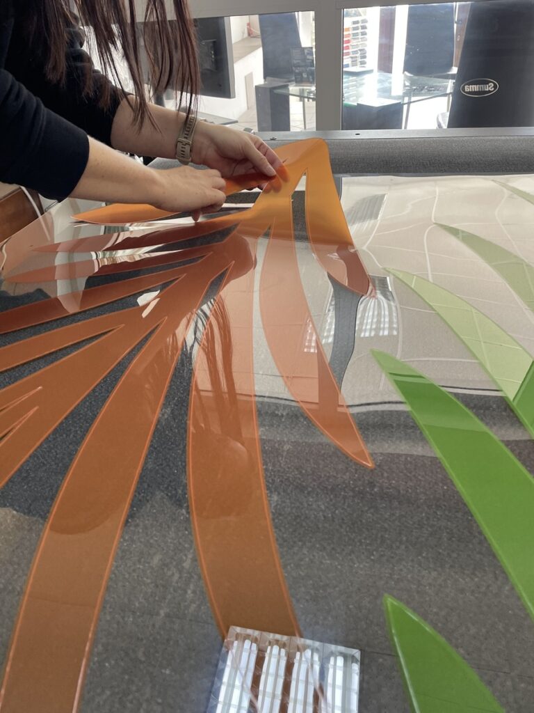 Aplikacja folii kolorowej na powierzchnię w procesie oklejania