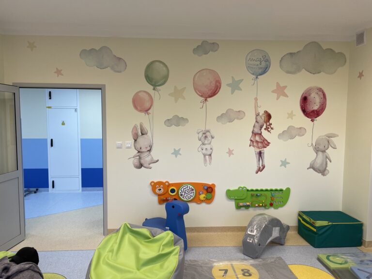 Sala dziecięca z kolorowymi dekoracjami ściennymi wykonanymi w druku