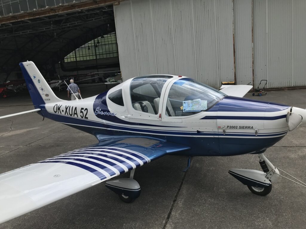 Samolot z oznaczeniami i grafiką wykonaną metodą oklejania