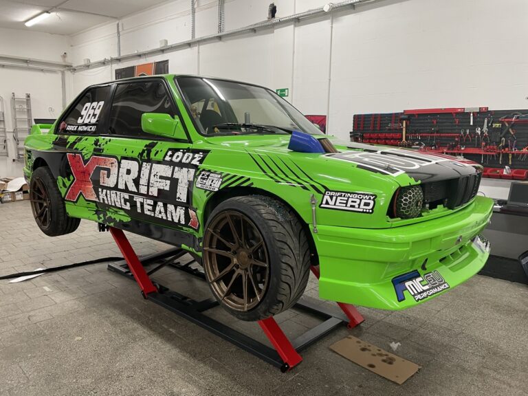 Samochód wyścigowy z intensywnym oklejeniem