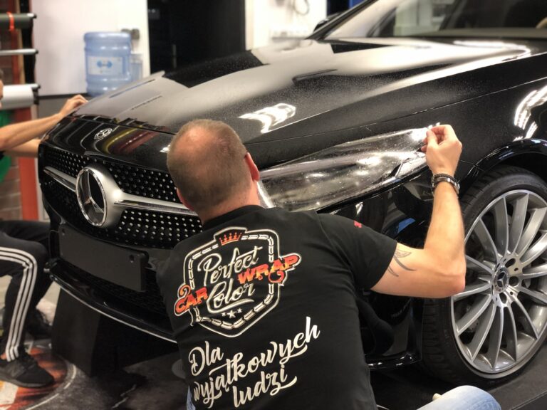 Aplikacja folii reklamowej na karoserii samochodu