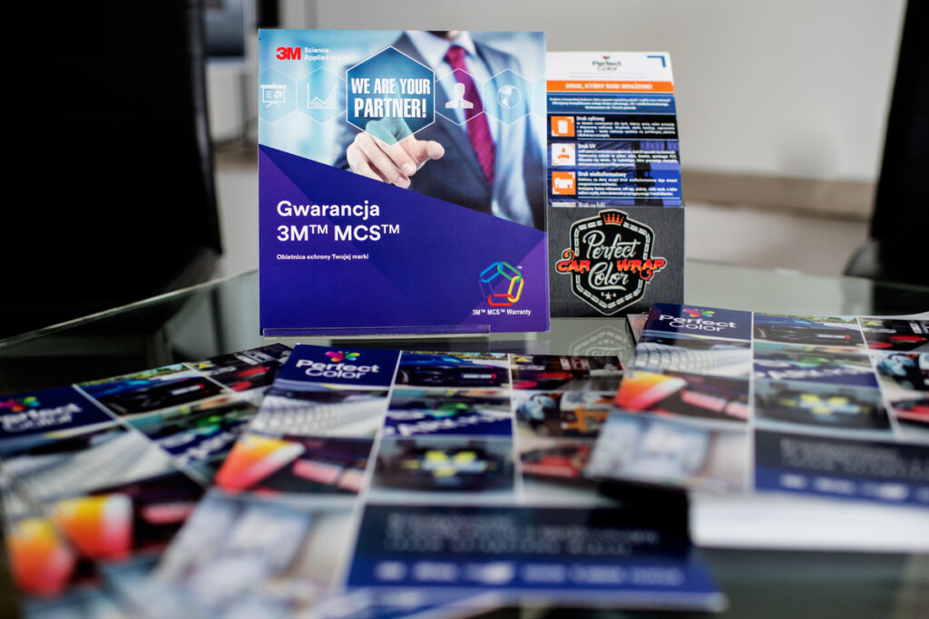 Zestaw materiałów reklamowych i próbek druku dla klientów