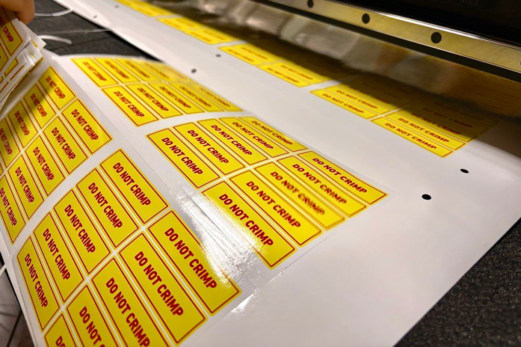 Naklejki produktowe na arkuszu przygotowane do oznaczeń przemysłowych