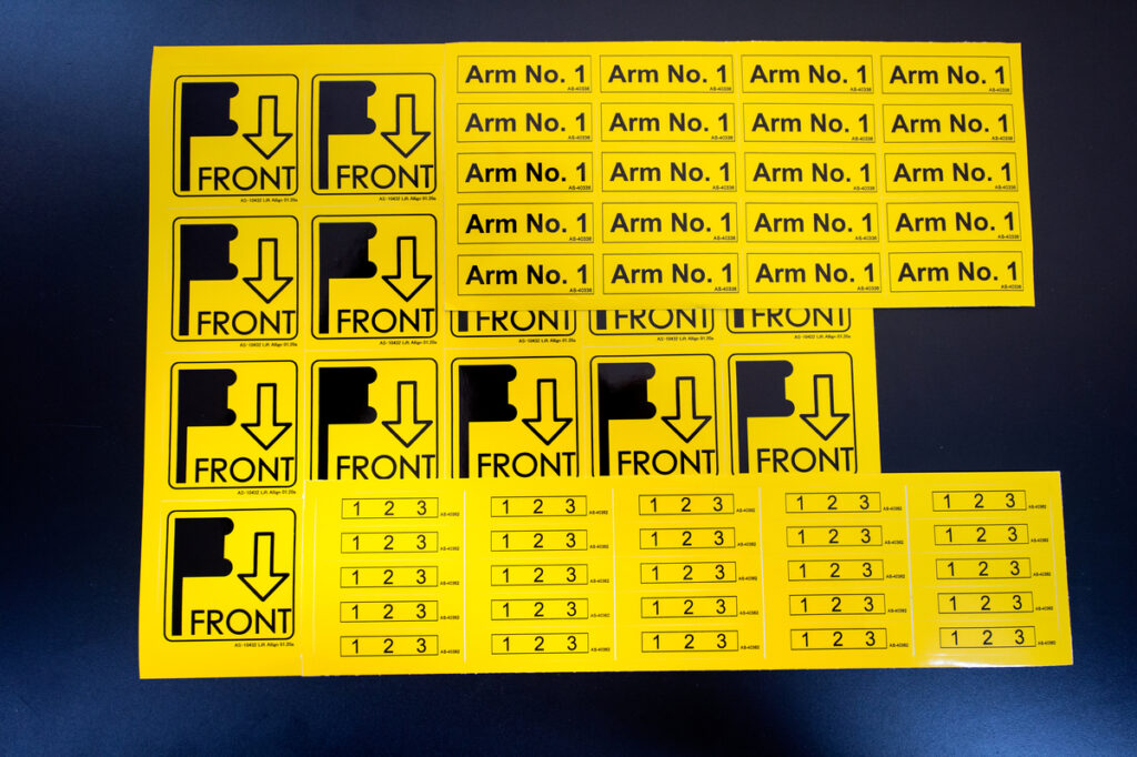 Arkusz żółtych naklejek technicznych z oznaczeniami