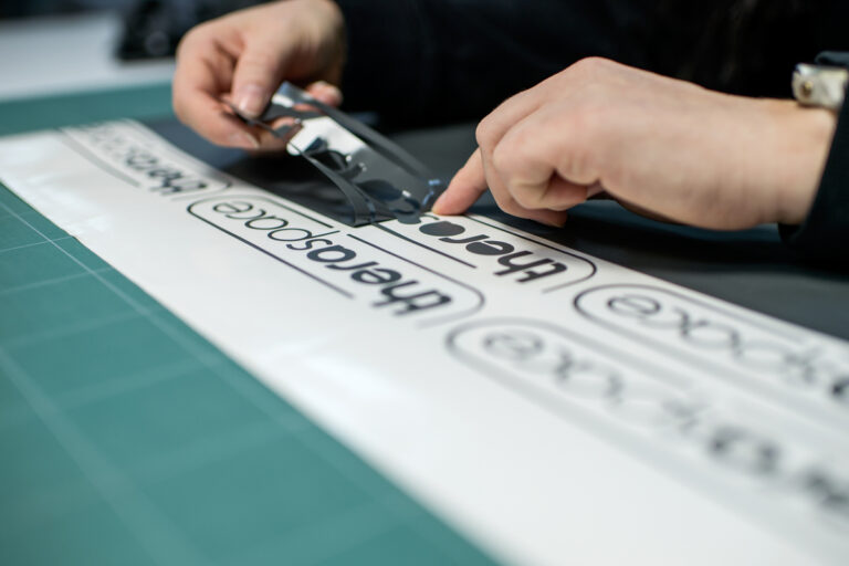 Aplikacja folii z nadrukiem na element oznaczenia