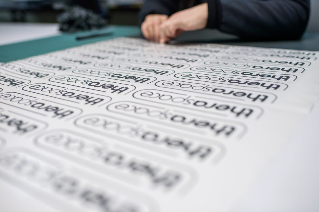 Naklejki informacyjne przygotowane do aplikacji