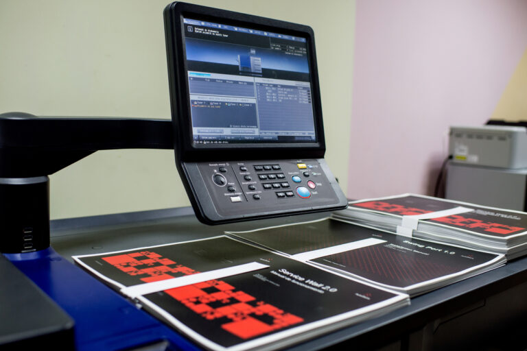 Ploter tnący i drukujący materiały wielkoformatowe