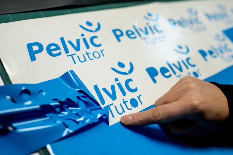 Aplikacja folii z nadrukiem na powierzchni produktu przemysłowego