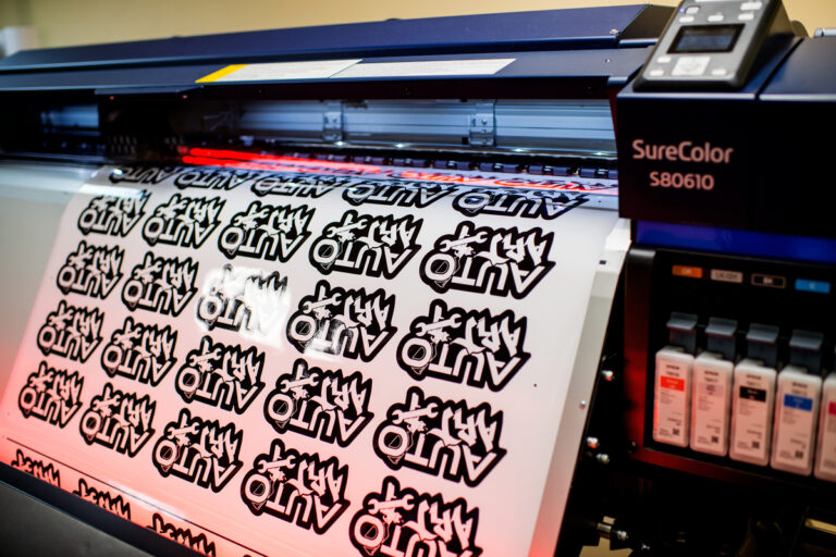 Druk naklejek na roli przygotowanych do dalszej obróbki