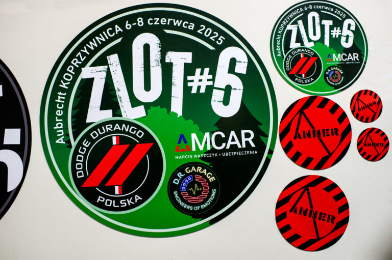 Naklejka okrągła z nadrukiem wydarzenia i identyfikacją wizualną