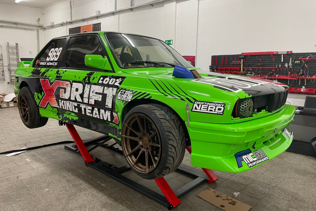 Samochód sportowy z profesjonalnym oklejaniem