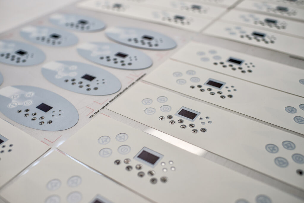 Zestaw paneli sterowniczych z precyzyjnym nadrukiem i otworami montażowymi