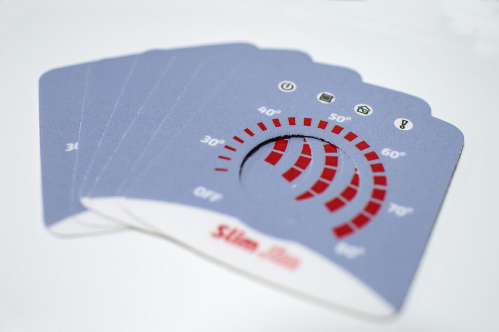 Panel frontowy urządzenia z graficznym interfejsem i oznaczeniami technicznymi