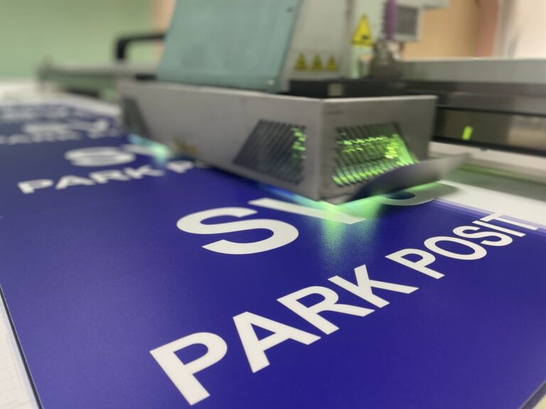 Druk oznaczeń parkingowych i informacyjnych na materiale