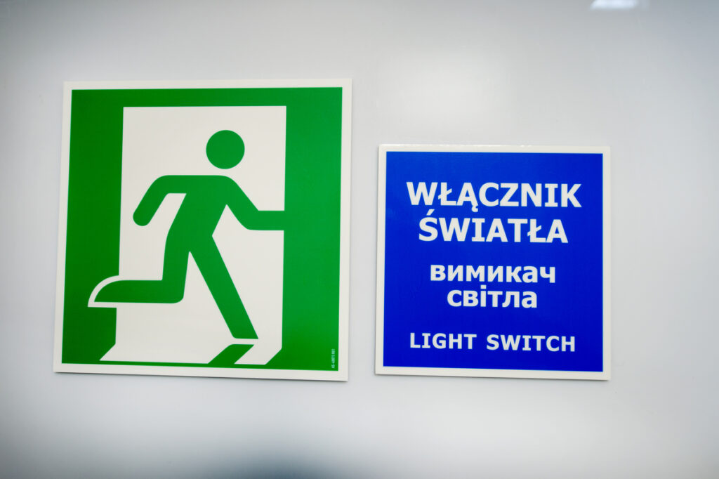 Znak ewakuacyjny oraz tabliczka informacyjna w wersji gotowej