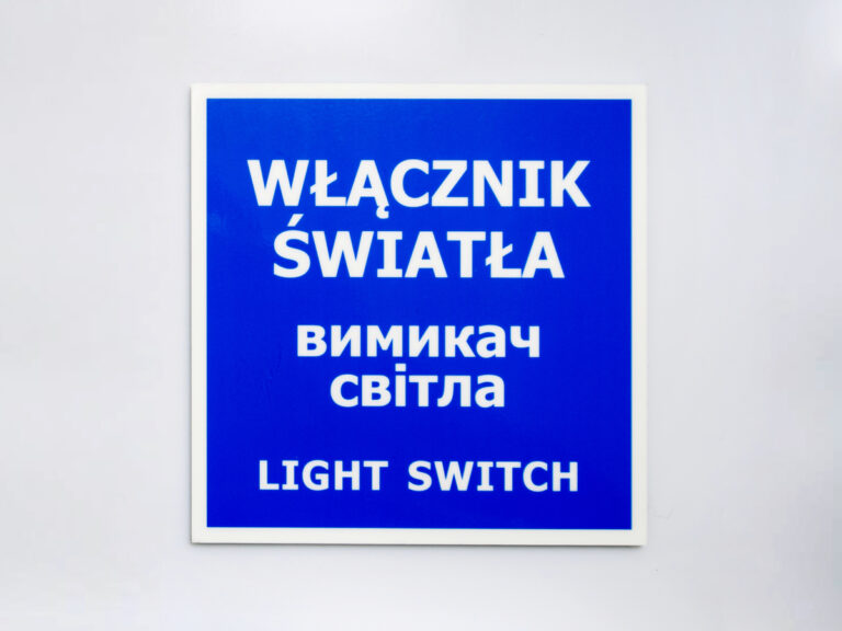Tabliczka informacyjna z napisem włącznik światła w 3 językach