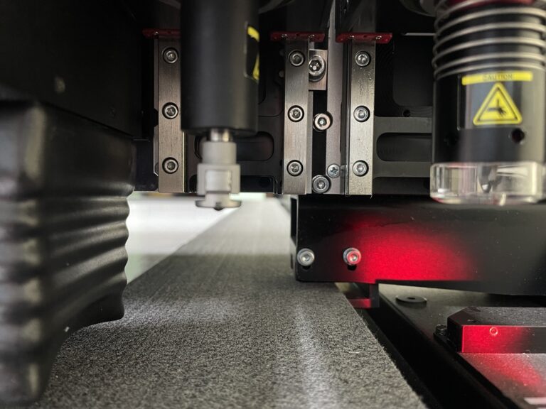 Maszyna CNC lub ploter tnący podczas precyzyjnej obróbki materiału