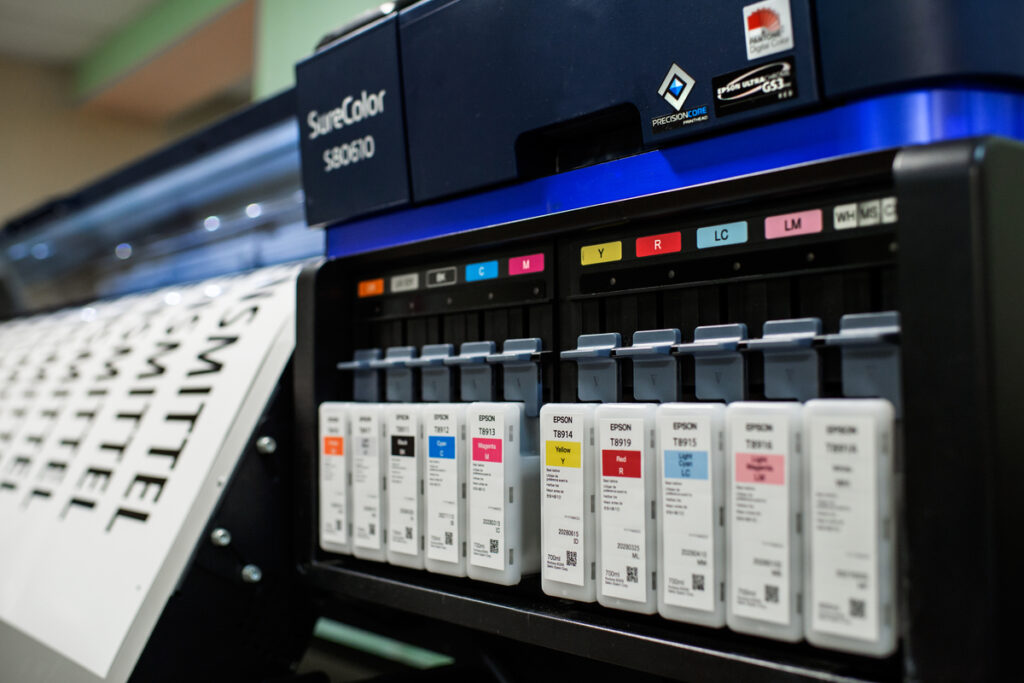 System zasilania tuszem w drukarce przemysłowej