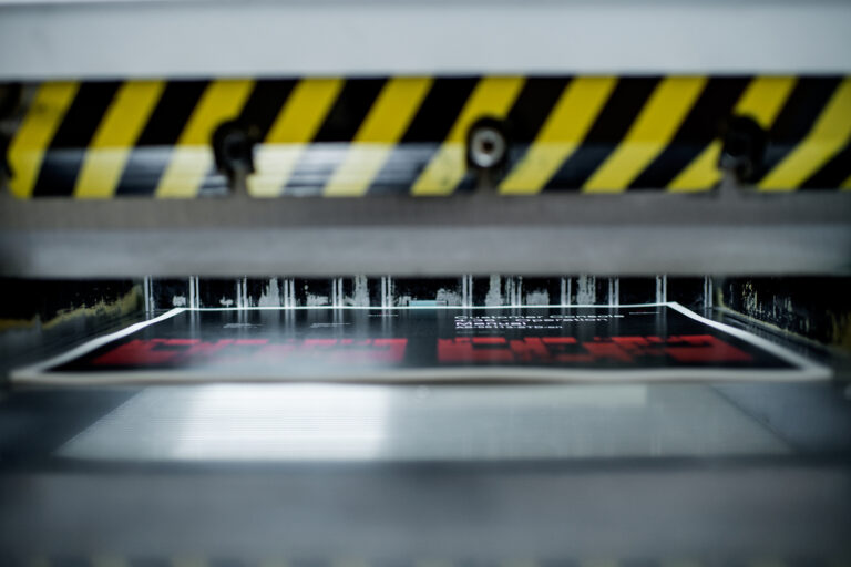 Proces druku przemysłowego na materiale z oznaczeniami ostrzegawczymi