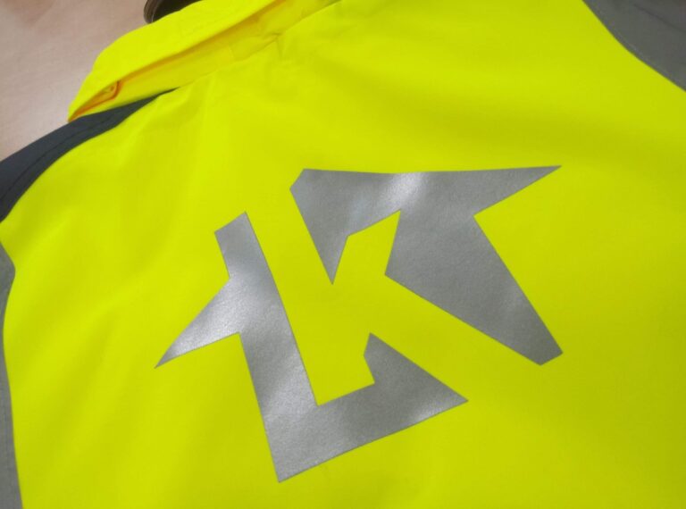 Odblaskowa odzież z nadrukiem logo wykonanym w technologii druku