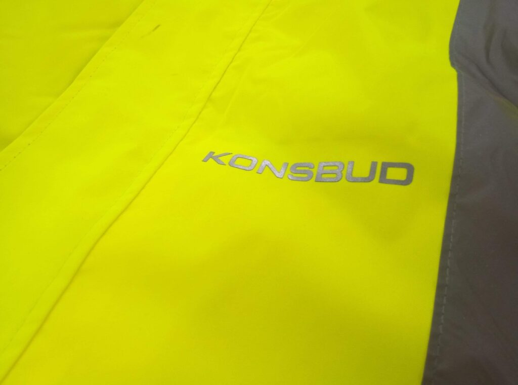 Materiał odblaskowy z nadrukiem logo firmy na tkaninie