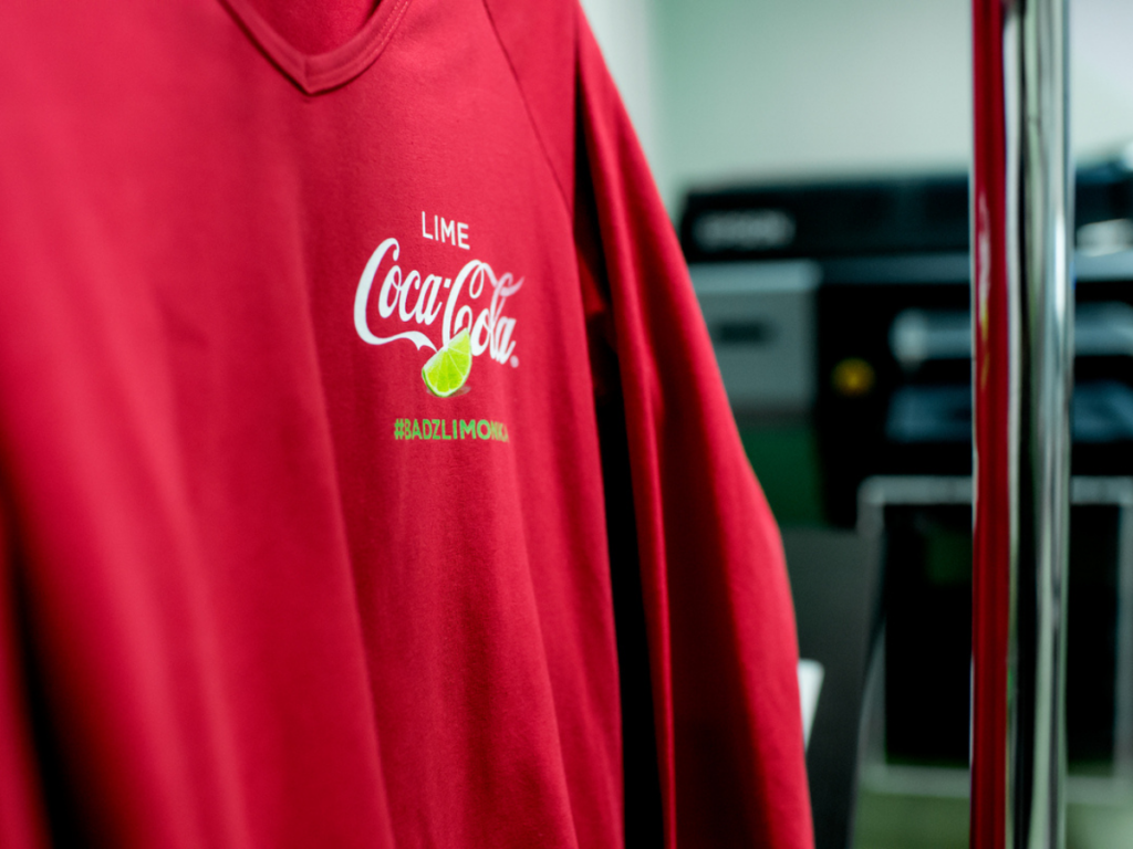 Bluza z nadrukiem reklamowym wykonanym metodą znakowania odzieży