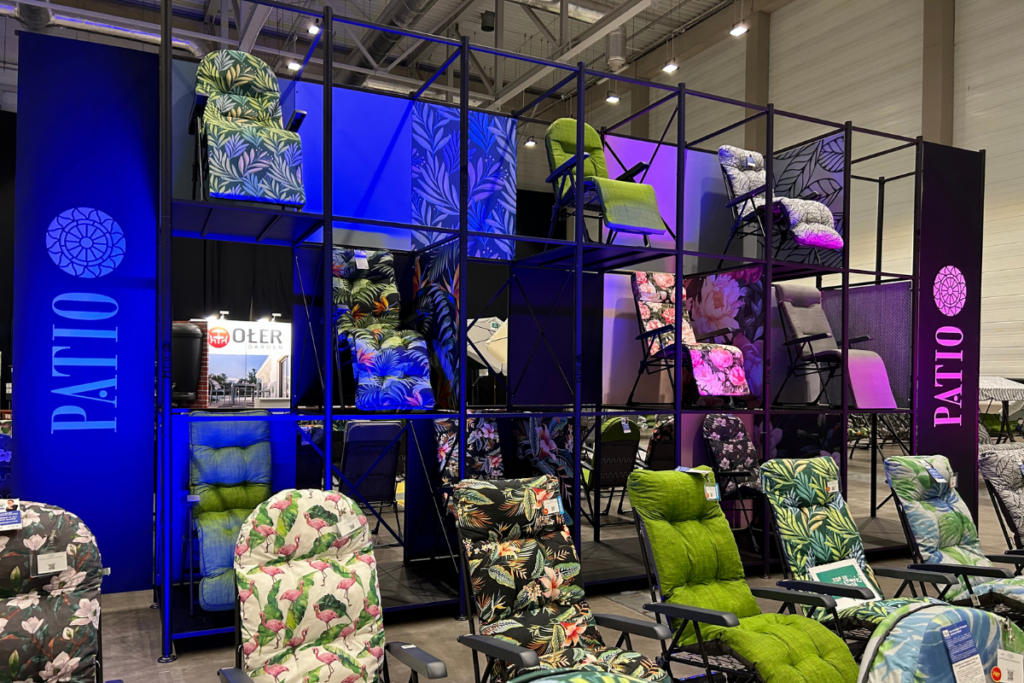 Stoisko targowe z podświetlanymi grafikami reklamowymi i materiałami marketingowymi